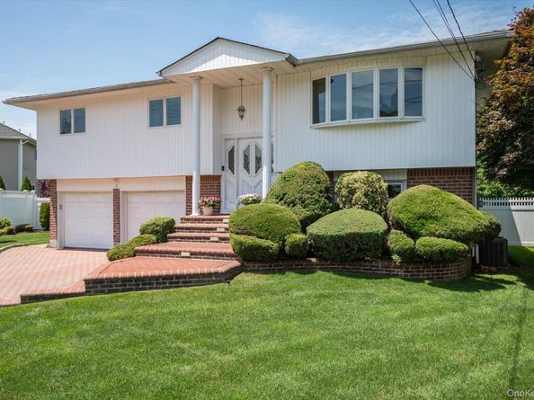 1 Eliot Court, Syosset NY 11791