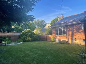 25 Reed Lane, Westbury NY 11590