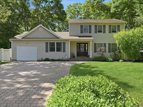 32 Scenic Hills Drive, Ridge NY 11961