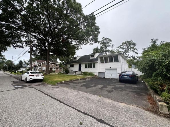 233 S 15th Street, Lindenhurst NY 11757