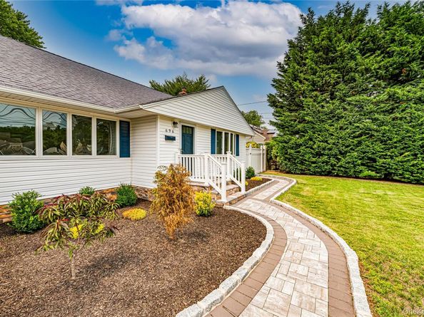 696 Peter Paul Drive, West Islip NY 11795