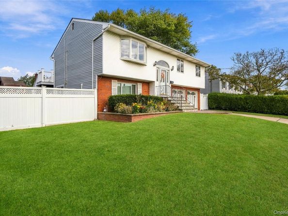 34 Knoll Street, Lindenhurst NY 11757