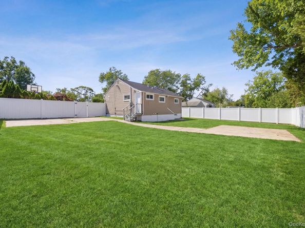 25 E Maple Street, Central Islip NY 11722