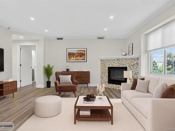 242 Maple Avenue 419, Westbury NY 11590