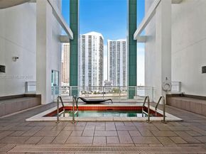 900 Brickell Key Blvd 2002, Miami FL 33131