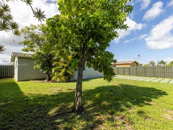 8941 NW 25th Ct, Sunrise FL 33322