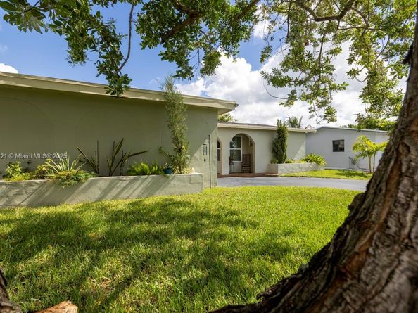8941 NW 25th Ct, Sunrise FL 33322