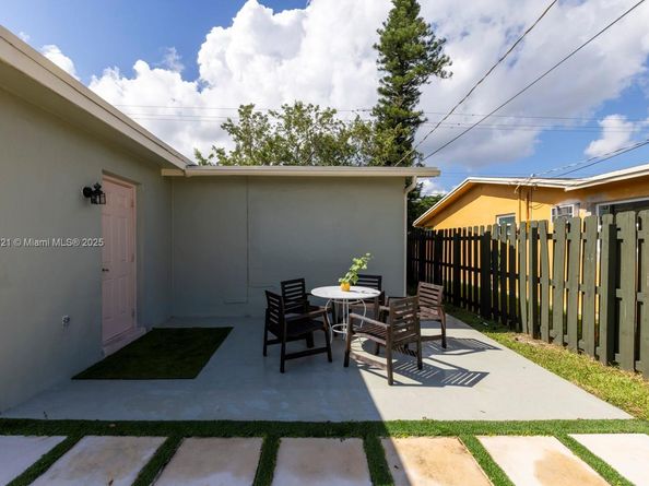 8941 NW 25th Ct, Sunrise FL 33322