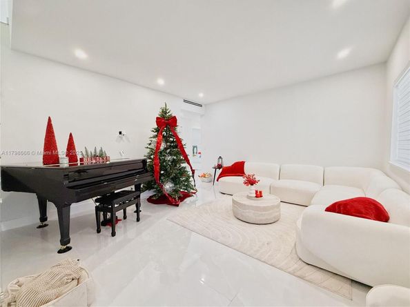 927 SW 18th Ave, Miami FL 33135