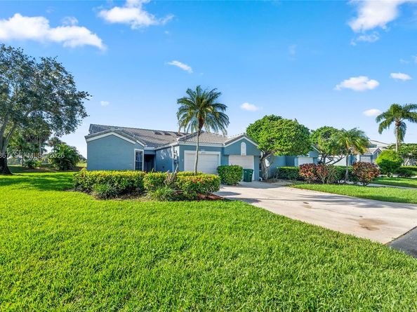 8220 Waterford Ln, Tamarac FL 33321