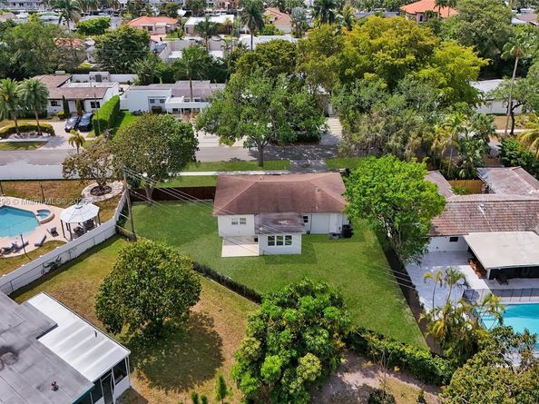 2125 Alamanda Dr, North Miami FL 33181