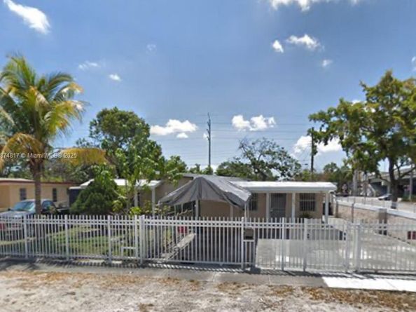 580 NW 136th St, North Miami FL 33168