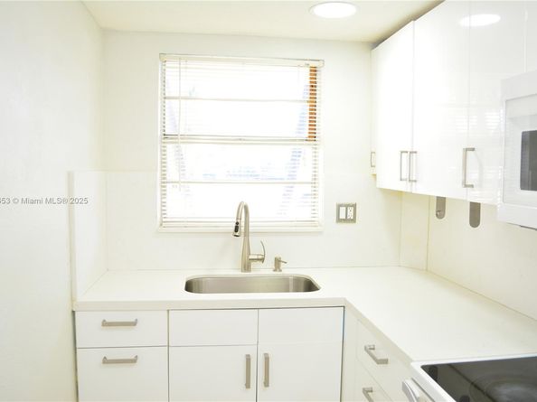 705 NE 2nd St 4, Hallandale Beach FL 33009