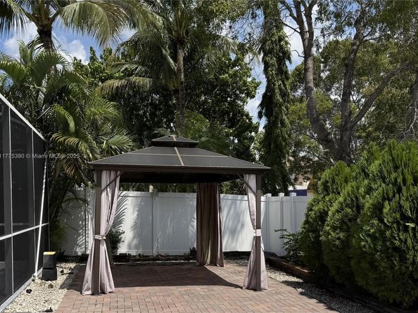 18423 NW 9th St, Pembroke Pines FL 33029