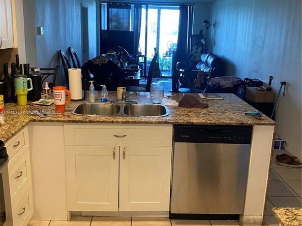 202 Lake Pointe Dr 105, Oakland Park FL 33309