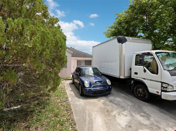 3120 NW 203rd Ter, Miami Gardens FL 33056
