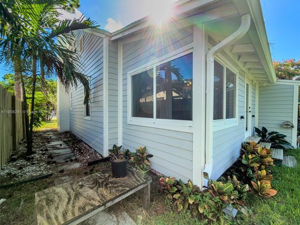 1813 SW 10th St, Fort Lauderdale FL 33312