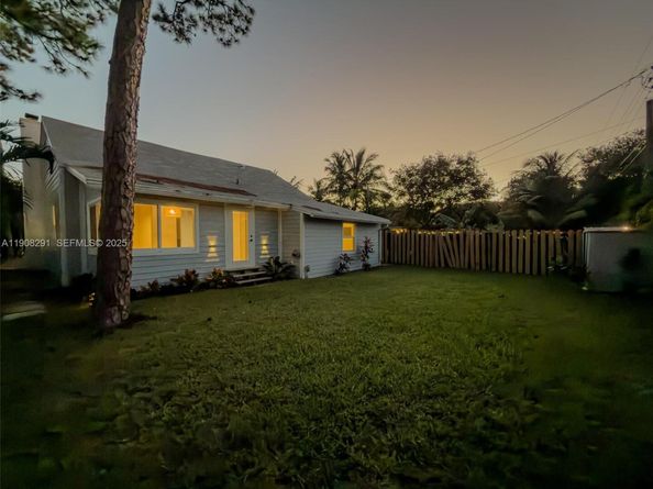 1813 SW 10th St, Fort Lauderdale FL 33312