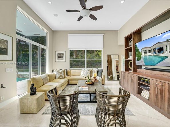 2557 NE Montclaire Cir, Weston FL 33327