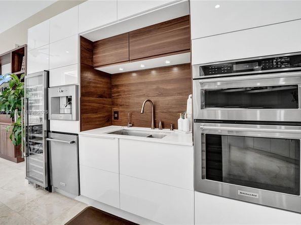 2557 NE Montclaire Cir, Weston FL 33327