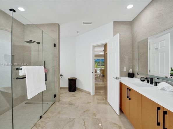 2557 NE Montclaire Cir, Weston FL 33327