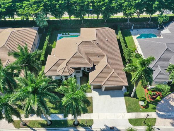 2557 NE Montclaire Cir, Weston FL 33327
