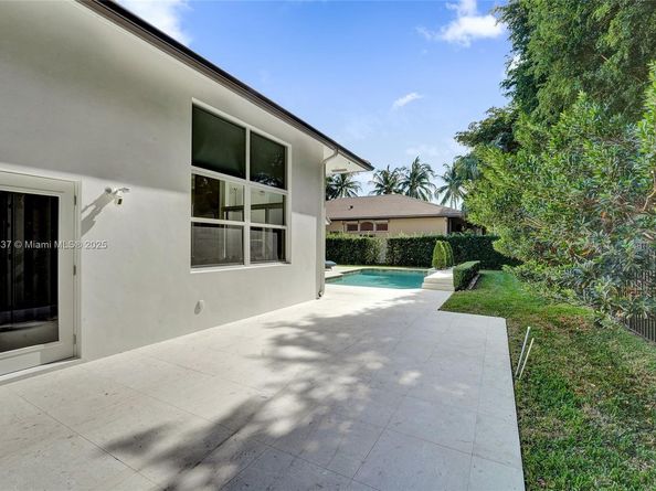 2557 NE Montclaire Cir, Weston FL 33327