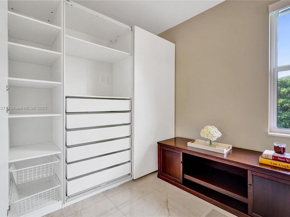 2557 NE Montclaire Cir, Weston FL 33327