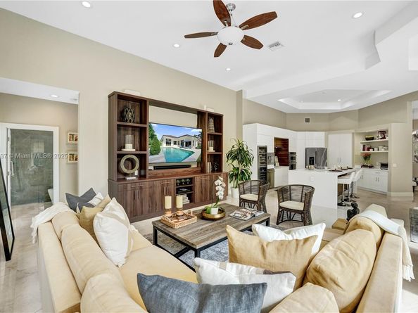 2557 NE Montclaire Cir, Weston FL 33327