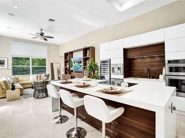 2557 NE Montclaire Cir, Weston FL 33327