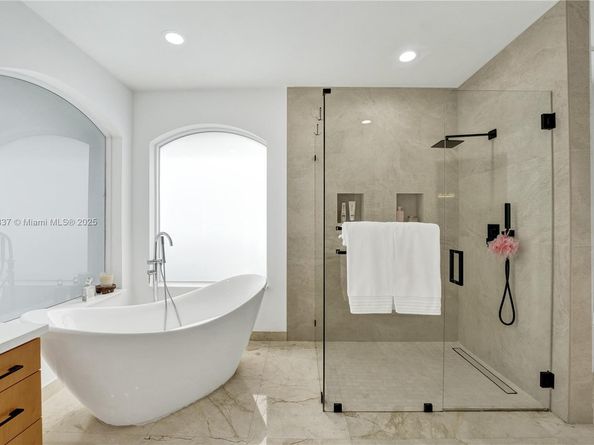 2557 NE Montclaire Cir, Weston FL 33327