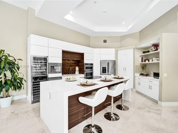 2557 NE Montclaire Cir