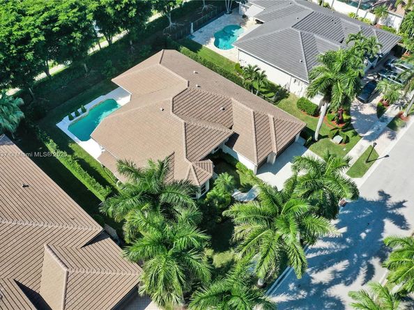 2557 NE Montclaire Cir, Weston FL 33327