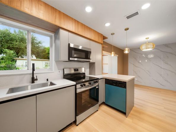 2350 NW 56th St, Miami FL 33142