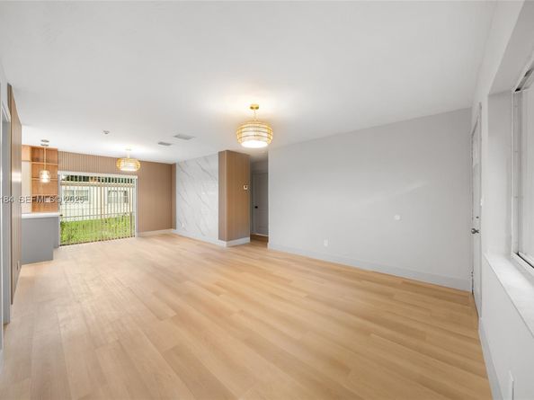 2350 NW 56th St, Miami FL 33142