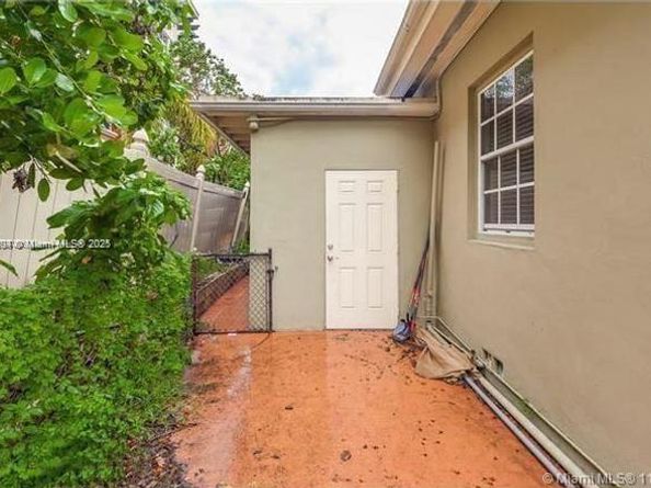 1025 NE 17th Way, Fort Lauderdale FL 33304