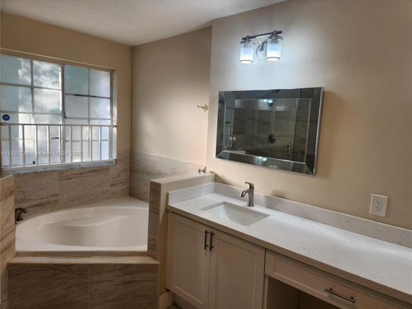 7257 NW 113th Pl, Doral FL 33178