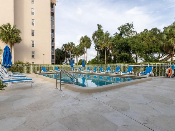 250 Jacaranda Dr 305, Plantation FL 33324