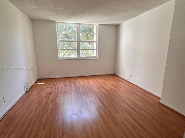 250 Jacaranda Dr 305, Plantation FL 33324