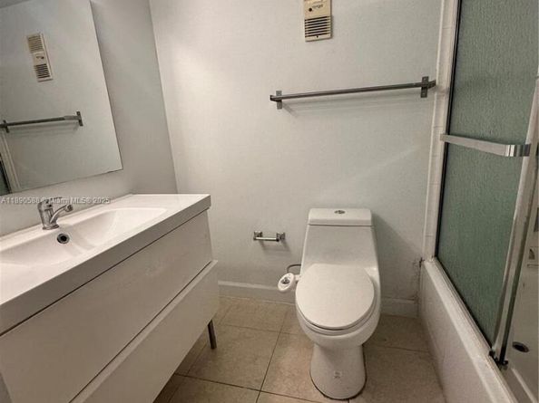 250 Jacaranda Dr 305, Plantation FL 33324