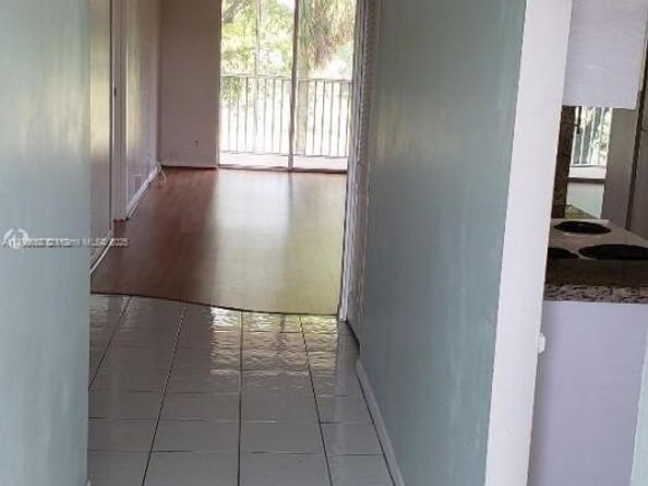 250 Jacaranda Dr 305, Plantation FL 33324