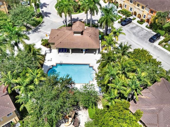 8902 SW 19th St, Miramar FL 33025