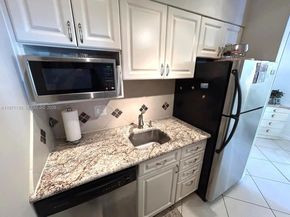 920 SW 11th Ave 9D, Hallandale Beach FL 33009