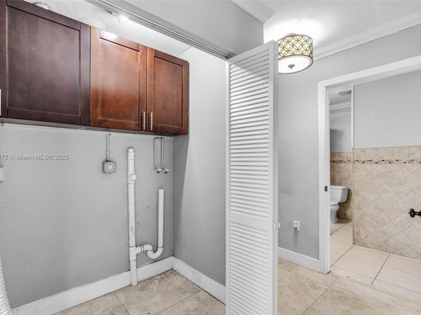 810 E 9th Pl, Hialeah FL 33010