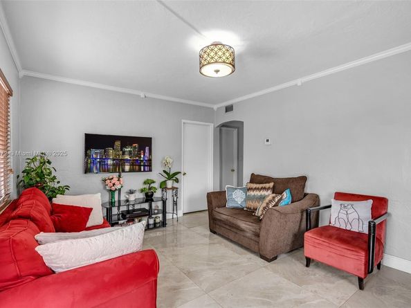 810 E 9th Pl, Hialeah FL 33010