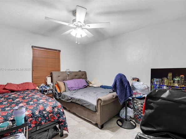 810 E 9th Pl, Hialeah FL 33010