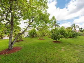 16751 Waters Edge Dr, Weston FL 33326
