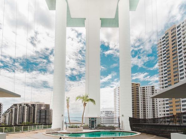 900 Brickell Key Blvd 2204, Miami FL 33131
