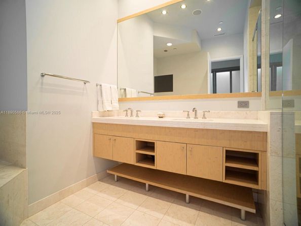 900 Brickell Key Blvd 2204, Miami FL 33131