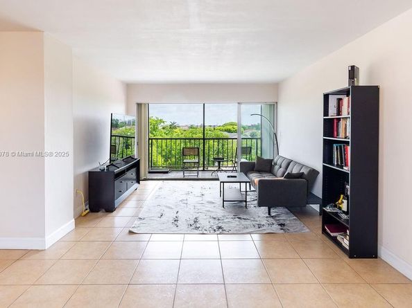 9110 Fontainebleau Blvd 502, Miami FL 33172